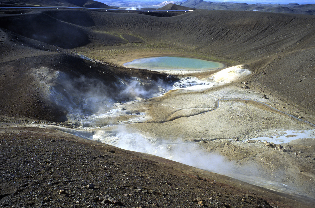 isl_269 krafla.jpg - Islande Nord, août 2003 : Krafla fumerolles près du lac du cratère Viti Kodak Ektachrome 100 G